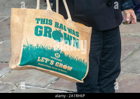 Morrisons, Unterstützung der lokalen Schulen Jute Tasche für das Leben; Preston, Lancashire. Stockfoto