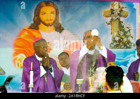 Heilige Eucharistie während einer Messe service Amdanga Dorf, Assam, Indien. Nach rechts: der emeritierte Bischof von Daltonganj, Gabriel Kujur/Erzbischof von Guwahati, John Moolachira Links Stockfoto