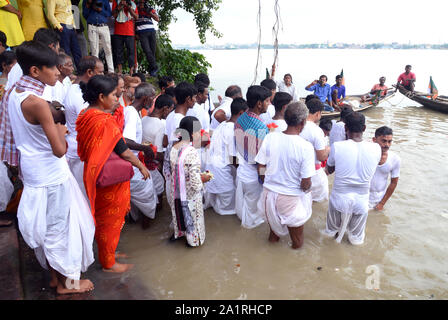 Kolkata, Indien. 28 Sep, 2019. Familie Mitglieder der Gemartert BJP Aktivist durchführen tarpan an Bagbazaar Ghat anlässlich des Mahaylaya vor der Durga Puja Festival. (Foto durch Saikat Paul/Pacific Press) Quelle: Pacific Press Agency/Alamy leben Nachrichten Stockfoto