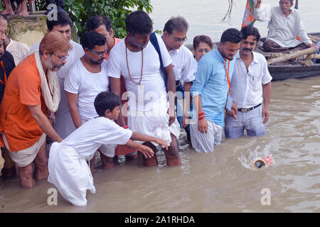 Kolkata, Indien. 28 Sep, 2019. Familie Mitglieder der Gemartert BJP Aktivist durchführen tarpan an Bagbazaar Ghat anlässlich des Mahaylaya vor der Durga Puja Festival. (Foto durch Saikat Paul/Pacific Press) Quelle: Pacific Press Agency/Alamy leben Nachrichten Stockfoto