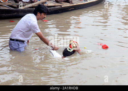 Kolkata, Indien. 28 Sep, 2019. Familie Mitglieder der Gemartert BJP Aktivist durchführen tarpan an Bagbazaar Ghat anlässlich des Mahaylaya vor der Durga Puja Festival. (Foto durch Saikat Paul/Pacific Press) Quelle: Pacific Press Agency/Alamy leben Nachrichten Stockfoto