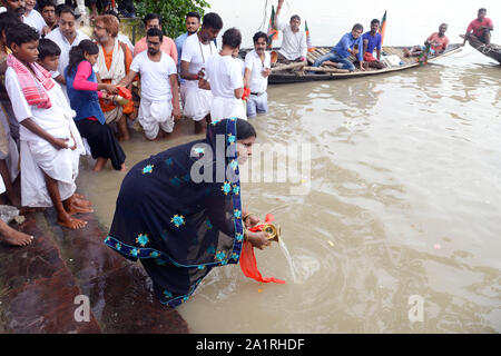 Kolkata, Indien. 28 Sep, 2019. Familie Mitglieder der Gemartert BJP Aktivist durchführen tarpan an Bagbazaar Ghat anlässlich des Mahaylaya vor der Durga Puja Festival. (Foto durch Saikat Paul/Pacific Press) Quelle: Pacific Press Agency/Alamy leben Nachrichten Stockfoto