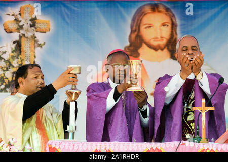 Heilige Eucharistie während einer Messe service Amdanga Dorf, Assam, Indien. Nach rechts: der emeritierte Bischof von Daltonganj, Gabriel Kujur/Erzbischof von Guwahati, John Moolachira Links Stockfoto