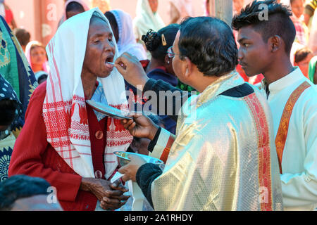 Gläubige Christen die heilige Kommunion empfangen, während katholische service Amdanga Dorf, Assam, Indien Stockfoto