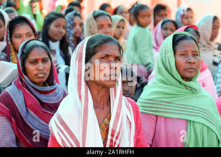 Gläubige Christen während eines Open air katholischen Service in Amdanga Dorf, Assam, Indien Stockfoto