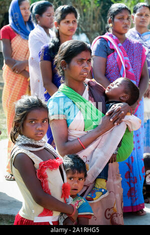 Gläubige Christen während eines Open air katholischen Service in Amdanga Dorf, Assam, Indien Stockfoto