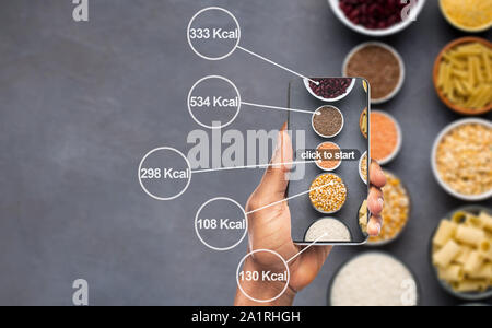 Handys Zählen von Kalorien auf Foto von Essen Stockfoto
