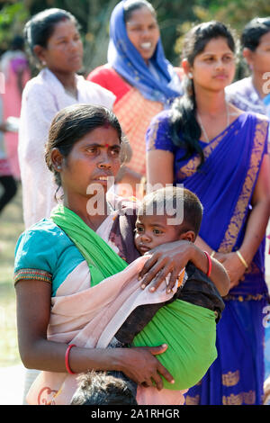 Gläubige Christen während eines Open air katholischen Service in Amdanga Dorf, Assam, Indien Stockfoto