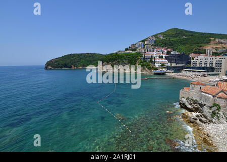 Blick auf die Stadt Budva vom Mittelmeer, Montenegro Stockfoto