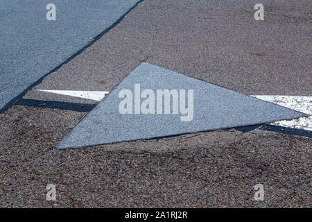 Fahrbahnmarkierung und Beschilderung auf einem alten Flugplatz Stockfoto