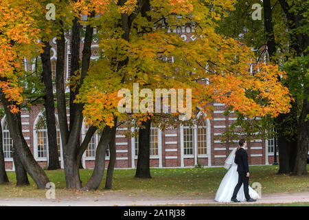 Ein glückliches jungvermählte Paar Spaziergänge in Tsaritsyno Park in Moskau an einem Herbsttag, Russland Stockfoto