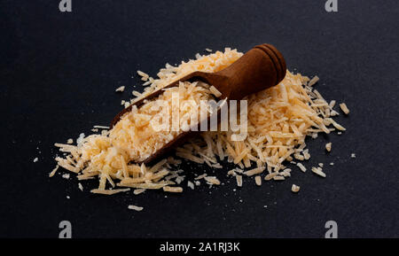 Geriebenen Parmesan auf schwarzem Hintergrund Stockfoto
