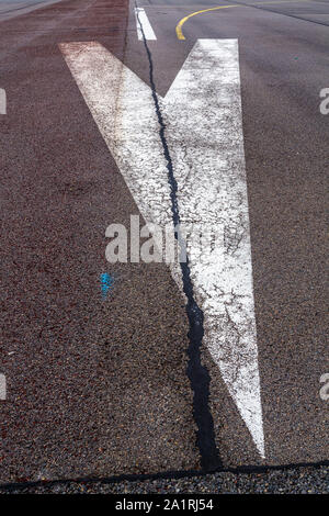 Fahrbahnmarkierung und Beschilderung auf einem alten Flugplatz Stockfoto
