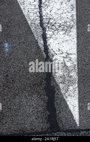 Fahrbahnmarkierung und Beschilderung auf einem alten Flugplatz Stockfoto