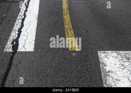 Fahrbahnmarkierung und Beschilderung auf einem alten Flugplatz Stockfoto