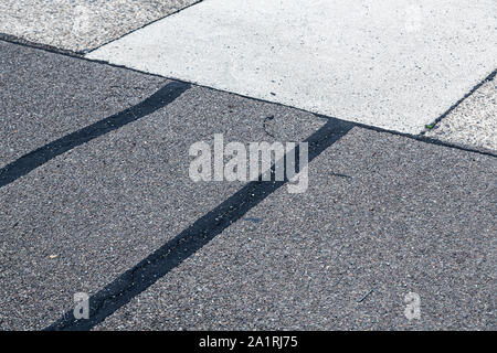 Fahrbahnmarkierung und Beschilderung auf einem alten Flugplatz Stockfoto