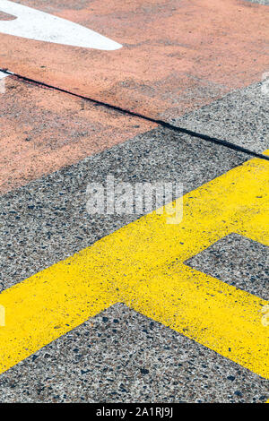 Fahrbahnmarkierung und Beschilderung auf einem alten Flugplatz Stockfoto