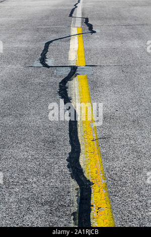 Fahrbahnmarkierung und Beschilderung auf einem alten Flugplatz Stockfoto