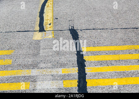 Fahrbahnmarkierung und Beschilderung auf einem alten Flugplatz Stockfoto