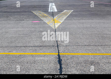 Fahrbahnmarkierung und Beschilderung auf einem alten Flugplatz Stockfoto