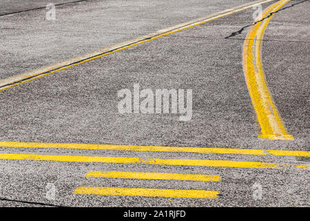 Fahrbahnmarkierung und Beschilderung auf einem alten Flugplatz Stockfoto