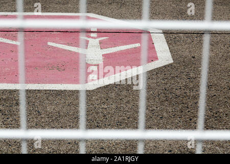 Fahrbahnmarkierung und Beschilderung auf einem alten Flugplatz Stockfoto