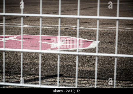 Fahrbahnmarkierung und Beschilderung auf einem alten Flugplatz Stockfoto
