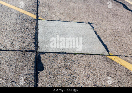 Fahrbahnmarkierung und Beschilderung auf einem alten Flugplatz Stockfoto