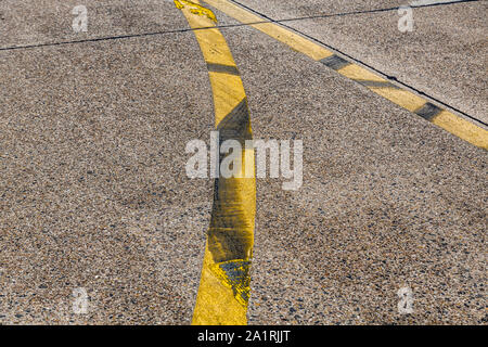 Fahrbahnmarkierung und Beschilderung auf einem alten Flugplatz Stockfoto