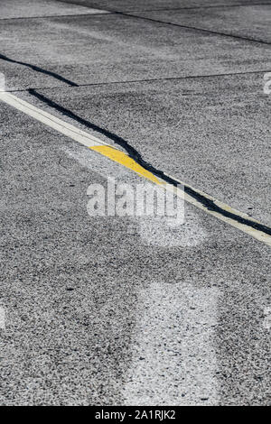Fahrbahnmarkierung und Beschilderung auf einem alten Flugplatz Stockfoto