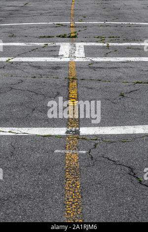 Fahrbahnmarkierung und Beschilderung auf einem alten Flugplatz Stockfoto