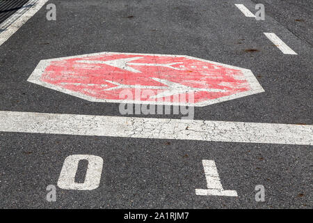 Fahrbahnmarkierung und Beschilderung auf einem alten Flugplatz Stockfoto