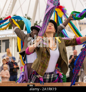 Folk Dance Remixed Performing Arts Troupe führen eine Routine namens Step Hop House at Pier Approach während des Arts by the Sea Festivals, Bournemouth, Dorset, England, Großbritannien, 28.. September 2019 Stockfoto