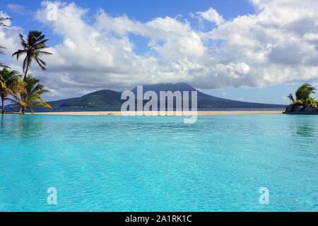 Tag der Nevis Peak Vulkan gegenüber von St. Kitts Stockfoto