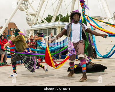 Folk Dance Remixed Performing Arts Troupe führen eine Routine namens Step Hop House at Pier Approach während des Arts by the Sea Festivals, Bournemouth, Dorset, England, Großbritannien, 28.. September 2019 Stockfoto