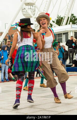 Folk Dance Remixed Performing Arts Troupe führen eine Routine namens Step Hop House at Pier Approach während des Arts by the Sea Festivals, Bournemouth, Dorset, England, Großbritannien, 28.. September 2019 Stockfoto