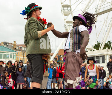 Folk Dance Remixed Performing Arts Troupe führen eine Routine namens Step Hop House at Pier Approach während des Arts by the Sea Festivals, Bournemouth, Dorset, England, Großbritannien, 28.. September 2019 Stockfoto