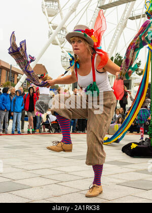 Folk Dance Remixed Performing Arts Troupe führen eine Routine namens Step Hop House at Pier Approach während des Arts by the Sea Festivals, Bournemouth, Dorset, England, Großbritannien, 28.. September 2019 Stockfoto