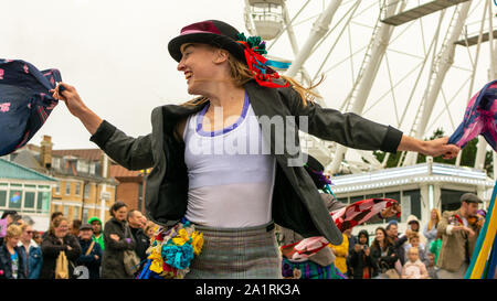 Folk Dance Remixed Performing Arts Troupe führen eine Routine namens Step Hop House at Pier Approach während des Arts by the Sea Festivals, Bournemouth, Dorset, England, Großbritannien, 28.. September 2019 Stockfoto