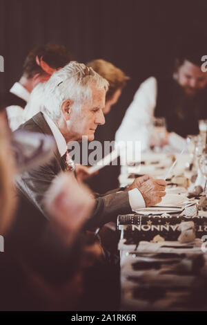 York, Großbritannien - 18 August 2019: Der Vater des Bräutigams bei einer Hochzeit teilhat in Spielen und Feiern nach dem Essen. Stockfoto