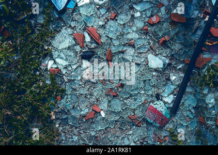 Scherben zertrümmerte Dachziegel und Glas auf dem Boden Stockfoto