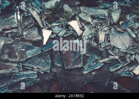 Stücke von Glas Festhalten an einem verbrannten Oberfläche Stockfoto