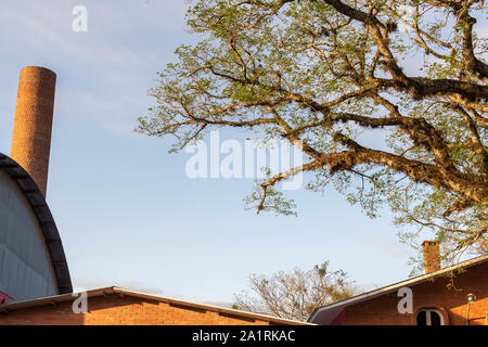 Struktur eines alten Backstein Keramik in der Camobi Nachbarschaft, Santa Maria, RS, Brasilien. Nicht fortgeführten und aufgegebenen Struktur. Im Hintergrund die Ch Stockfoto