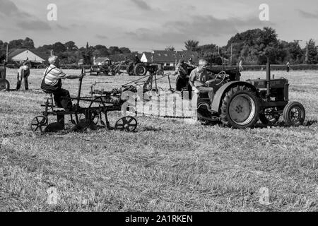 2 Bauern Pflügen mit einem John Deere Allgemeine Vintage Traktor am Kauen Stoke Vintage Traktor und Pflügen Anzeige 2019 Stockfoto