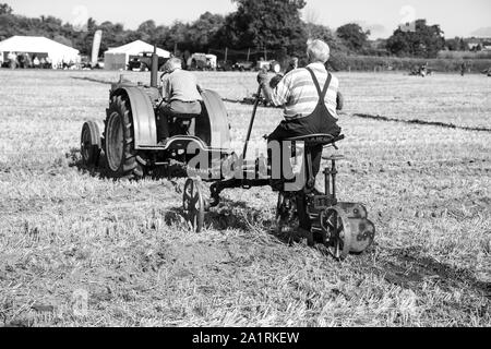 2 Bauern Pflügen mit einem John Deere Allgemeine Vintage Traktor am Kauen Stoke Vintage Traktor und Pflügen Anzeige 2019 Stockfoto