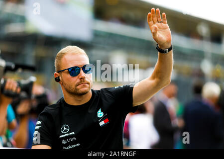 Valtteri Bottas winkt für die Masse Stockfoto