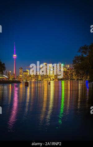 Toronto Downtown Skyline bei Nacht fotografiert von den Toronto Islands. Stockfoto