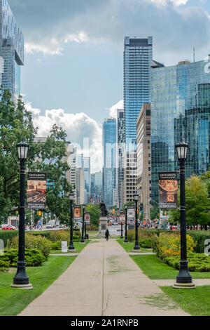 Blick Richtung Universität Avanue von Queens Park in Toronto, Ontario, Kanada. Stockfoto