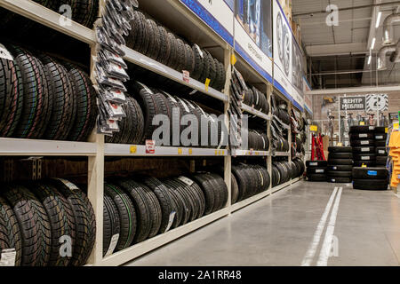 Rack mit Vielzahl von PKW-Reifen im Auto Store Stockfoto