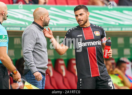 Augsburg, Deutschland. 28 Sep, 2019. Peter BOSZ, headcoach Teammanager Leverkusen Kevin VOLLAND, Lev 31 Reden, Diskutieren, Streiten, Unterhalten, Aktion, geben Anweisungen, FC Augsburg - Bayer 04 Leverkusen 0-3 - DFL-Bestimmungen verbieten die Verwendung von Fotografien als BILDSEQUENZEN und/oder quasi-VIDEO - 1. Credit: Peter Schatz/Alamy leben Nachrichten Stockfoto